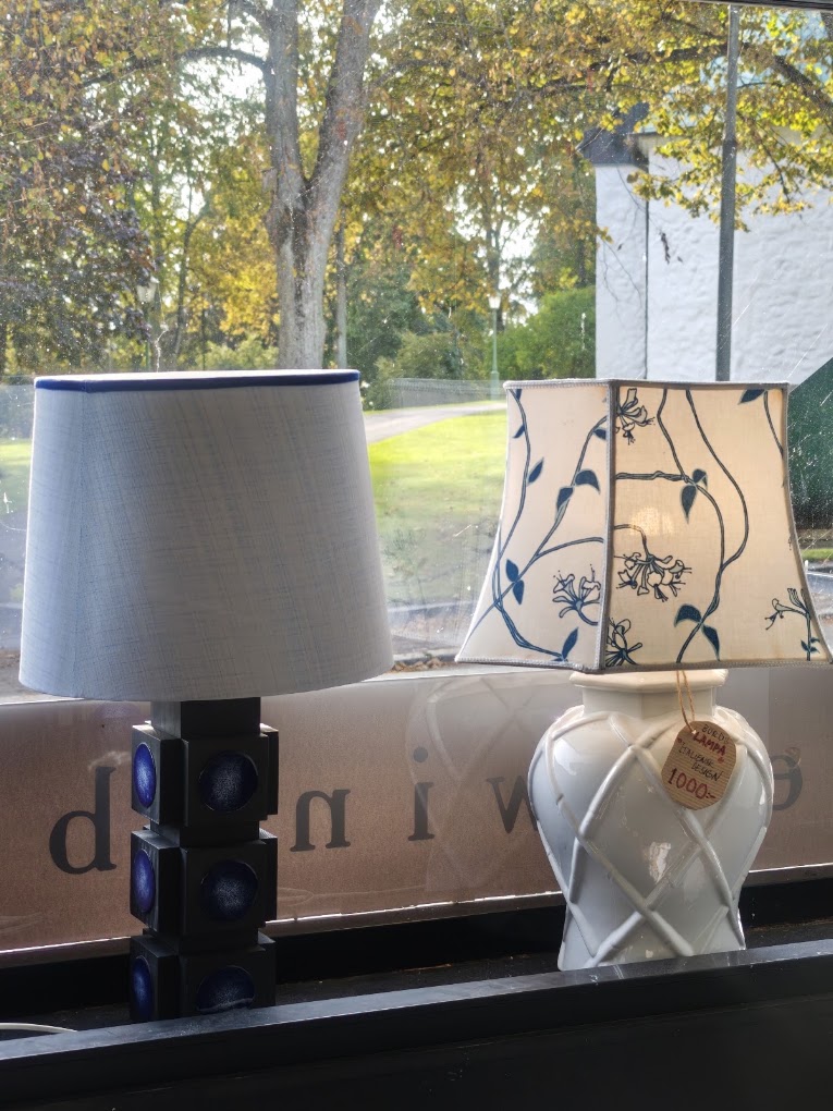Antika möbler, konst och detaljer i butiken